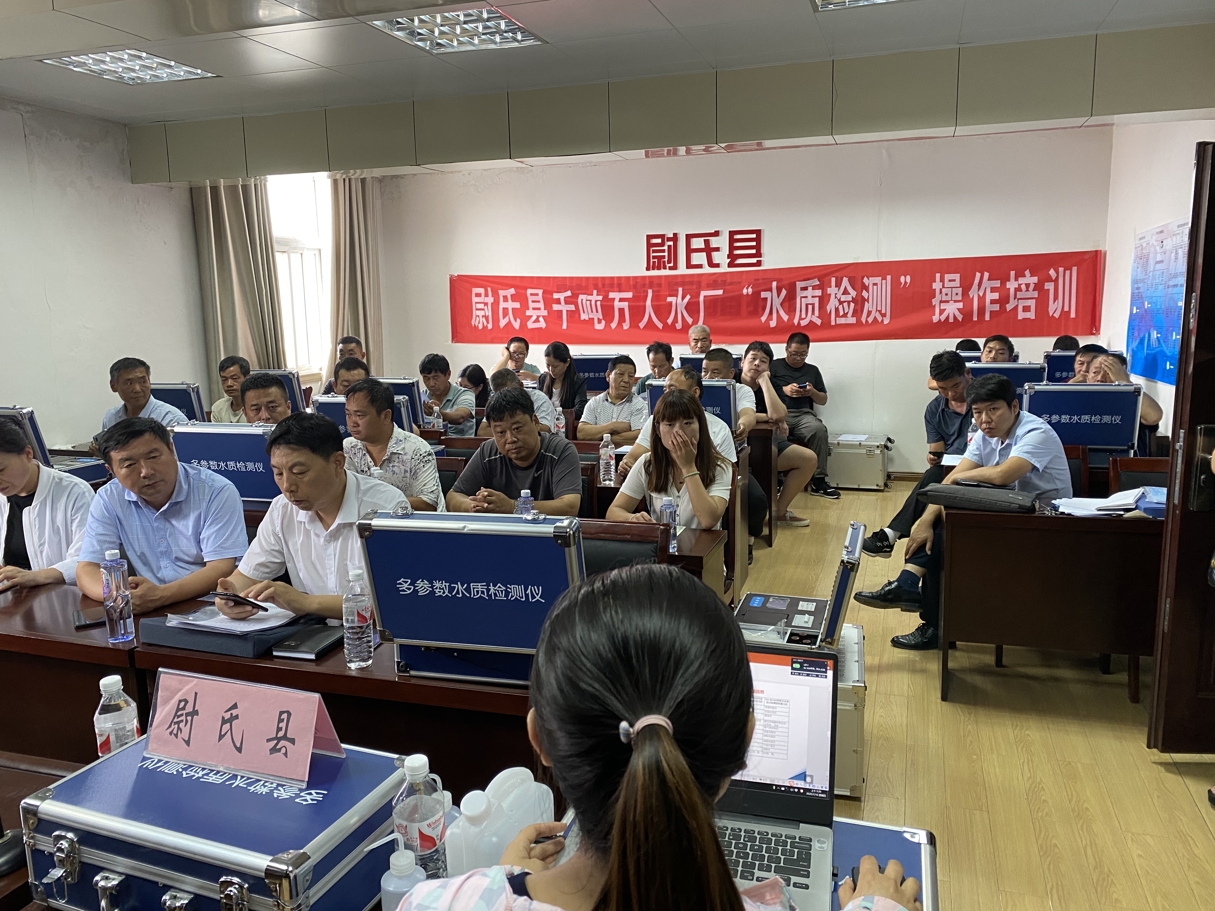 現(xiàn)場人員操作貫奧多參數(shù)水質檢測儀