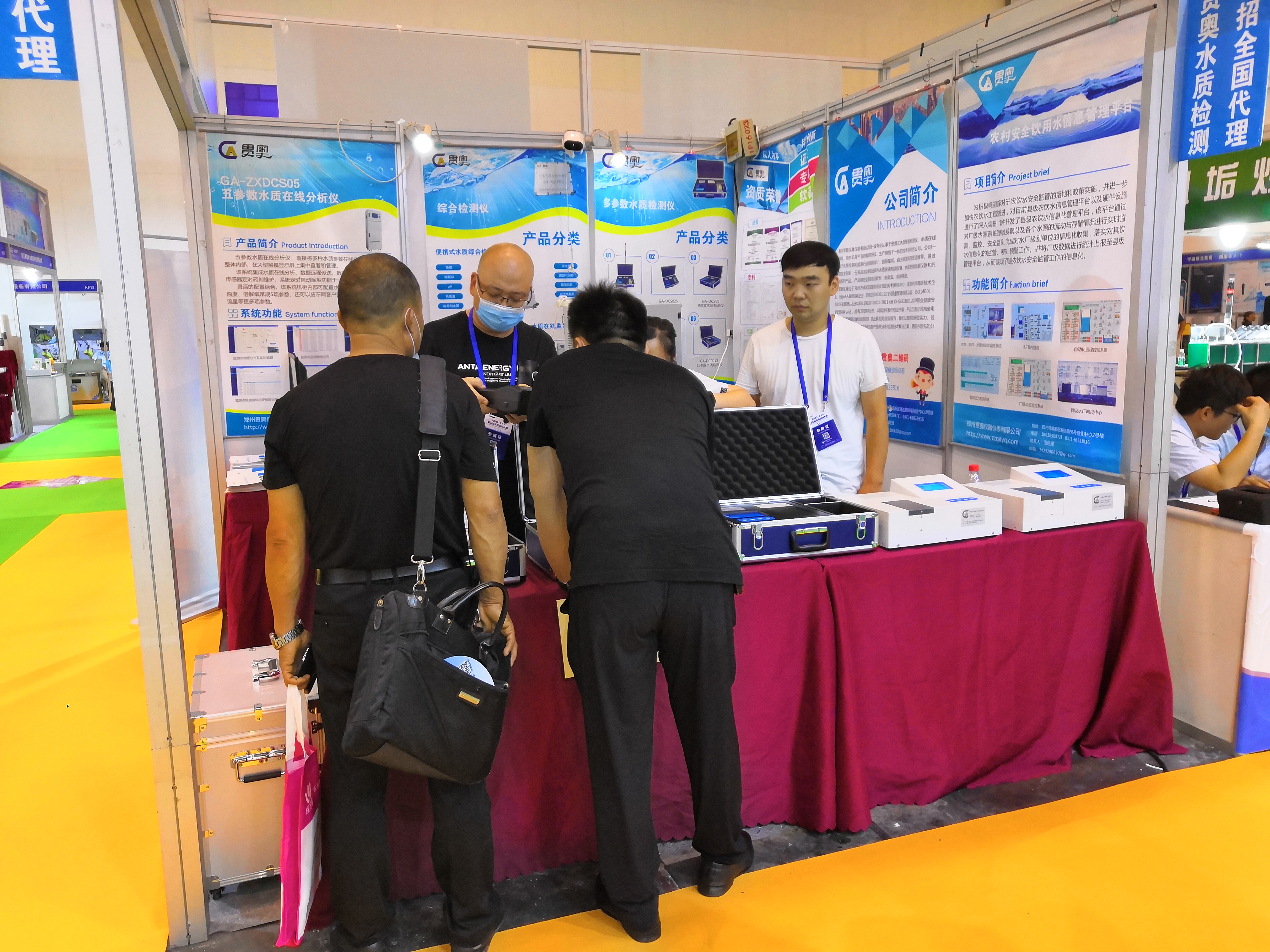 向用戶(hù)講解多參數(shù)水質(zhì)檢測(cè)儀的功能