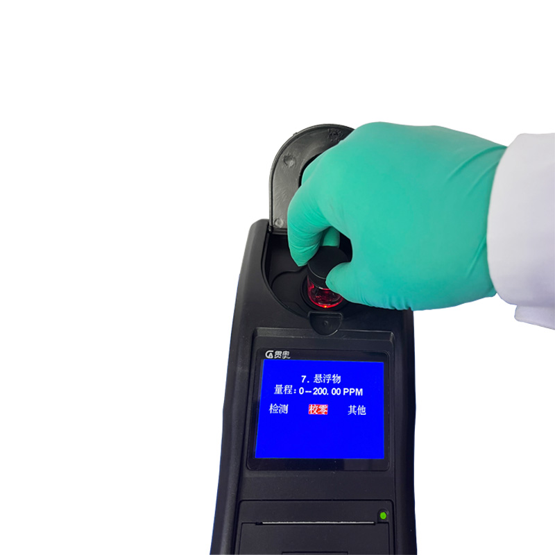 使用空白樣對(duì)飲用水質(zhì)檢測(cè)儀器進(jìn)行校準(zhǔn)